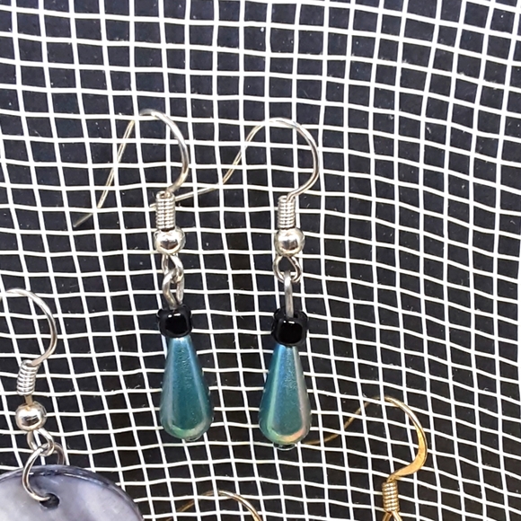 Earrings Lot of 3 Pairs Beaded and Lucite Faux Shell - Picture 5 of 7